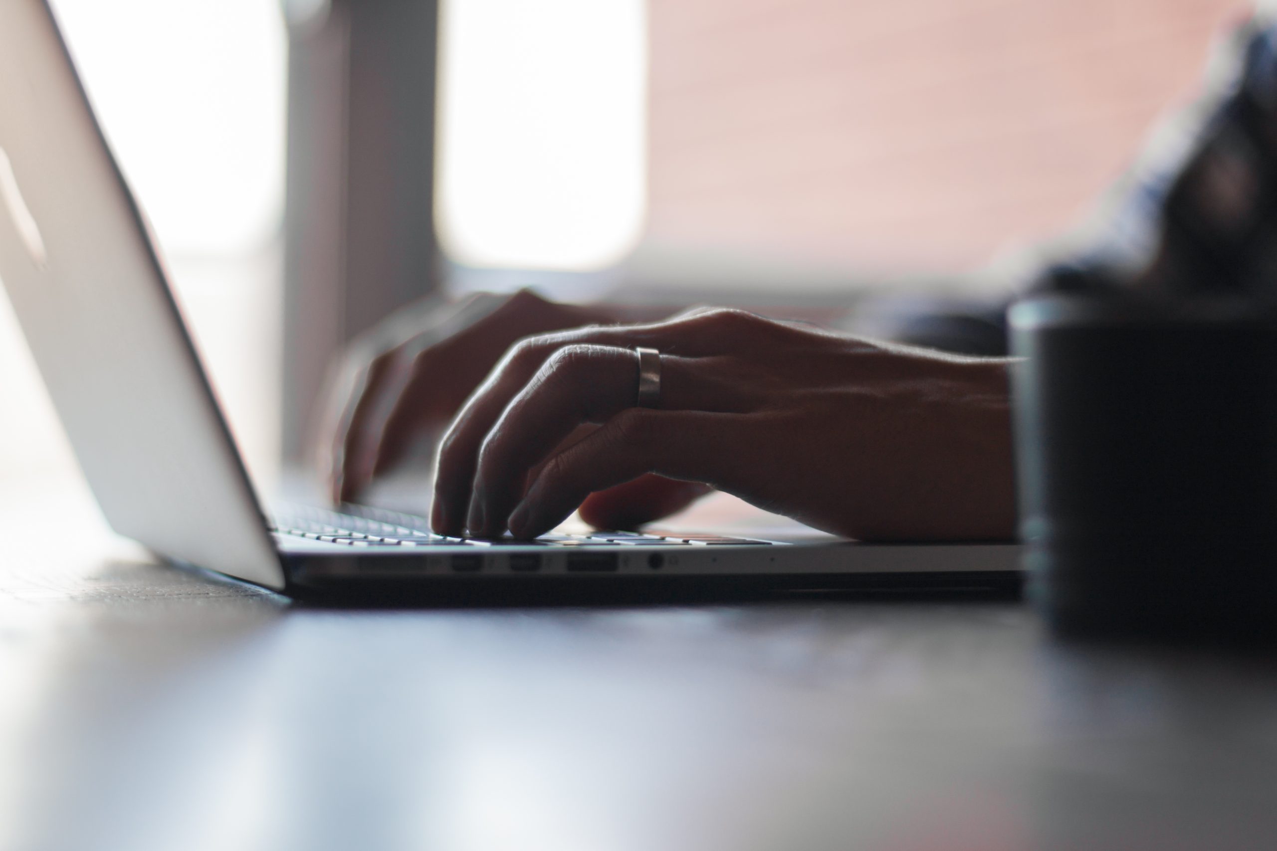 laptop-computer-mac-writing-work-hand-Redes-inalambricas